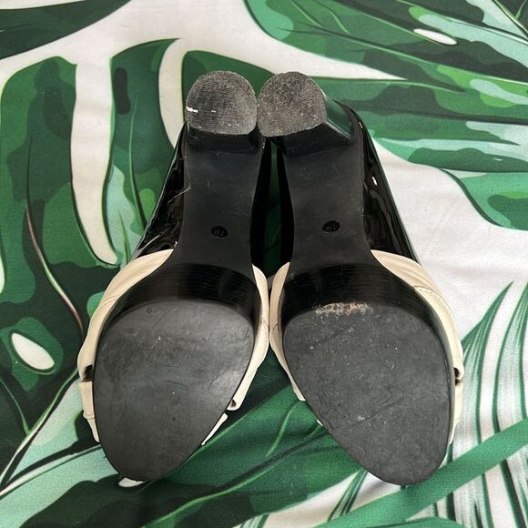 Michael Kors, black and white pumps - Picture 3 of 6